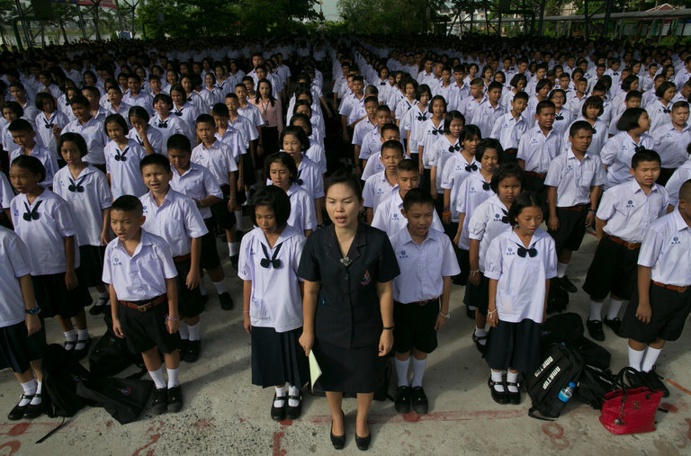 school sings the Thai national anthem